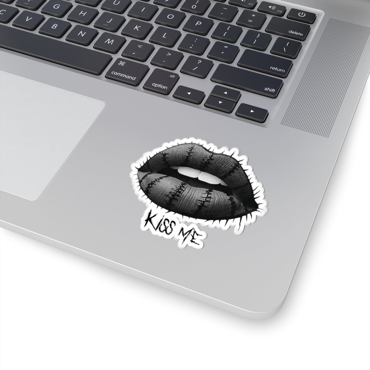 KISS ME GOTH LIPS