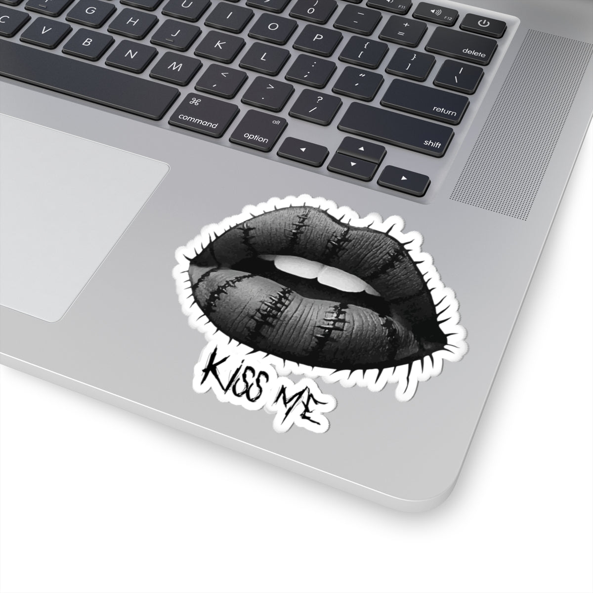 KISS ME GOTH LIPS